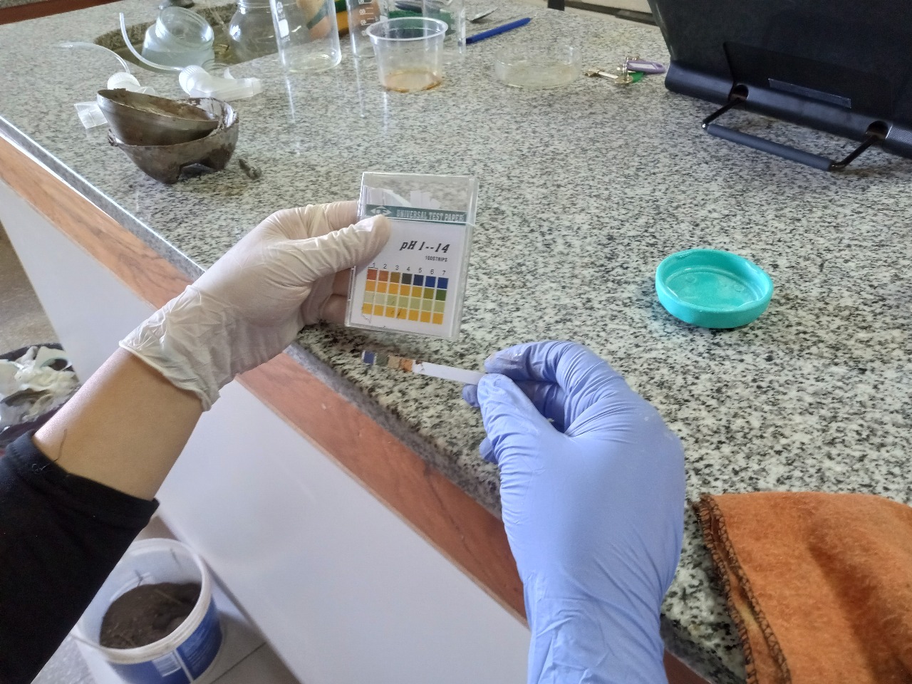 Paneles solares en el techo de un edificio comercial